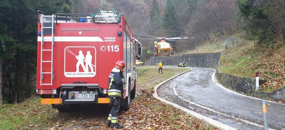 Esce di strada con il trattore e precipita per una cinquantina di metri: ferito soccorso con l’elicottero